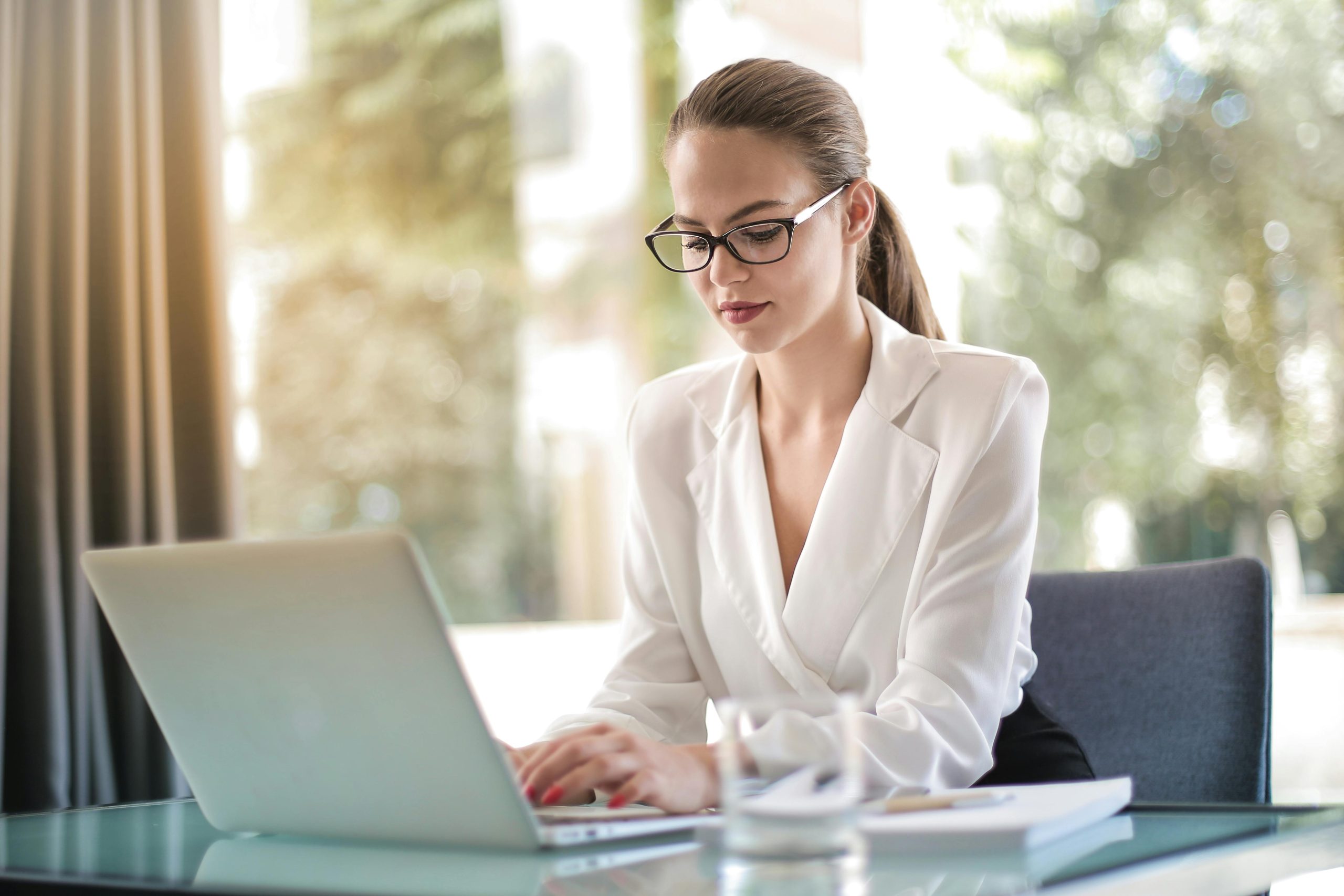 Outsourcing company in Bali, Outsourcing Company Bali, Staffing Services Bali, Woman focused on laptop, Outsourcing Staff Australia
